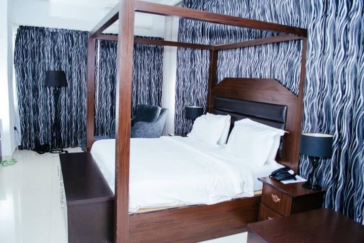 Room 12 of 25