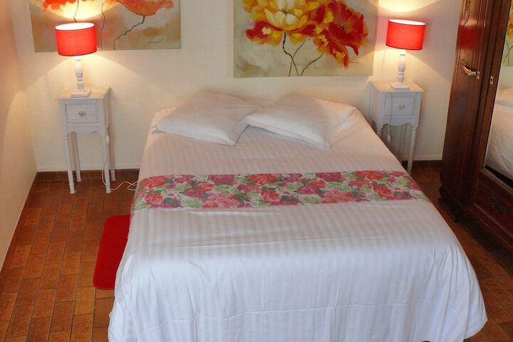 Room 5 of 100