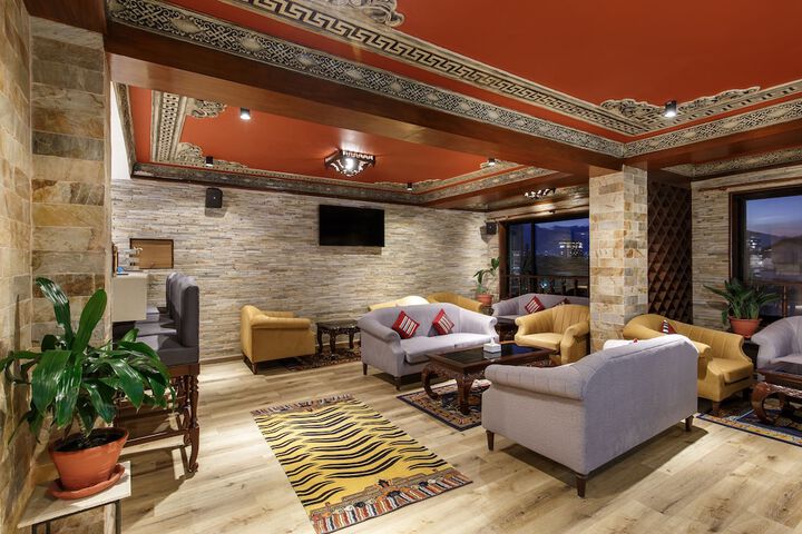 Lounge 26 of 32