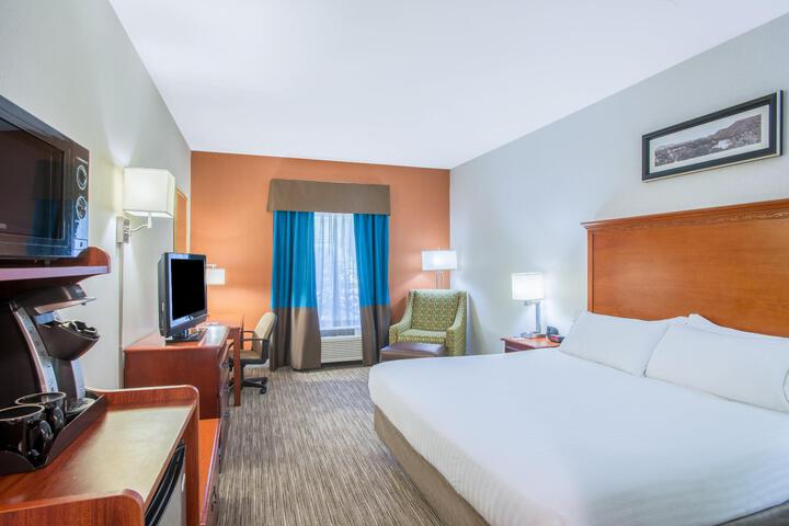 Standard | King Bed (11 of 15)