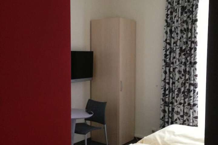 Room 9 of 33