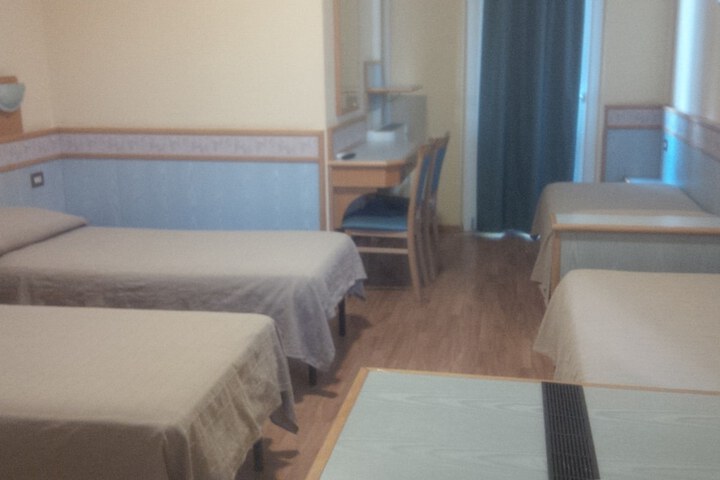 Room 6 of 63