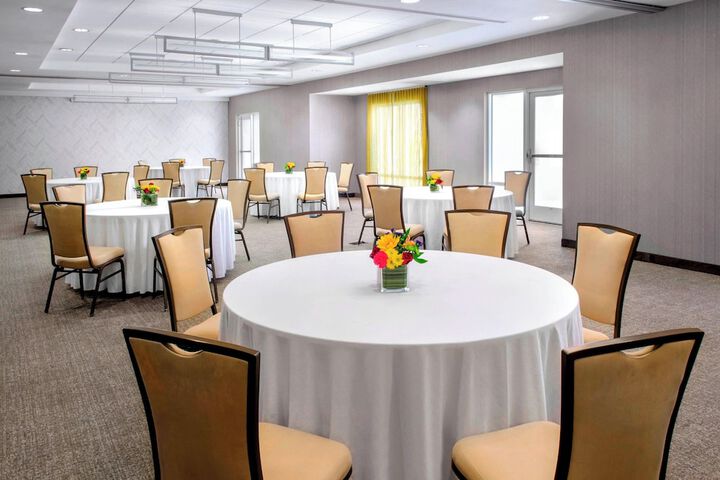 Ballroom/Hall 13 of 17