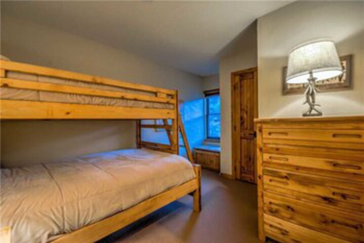 Room 27 of 34