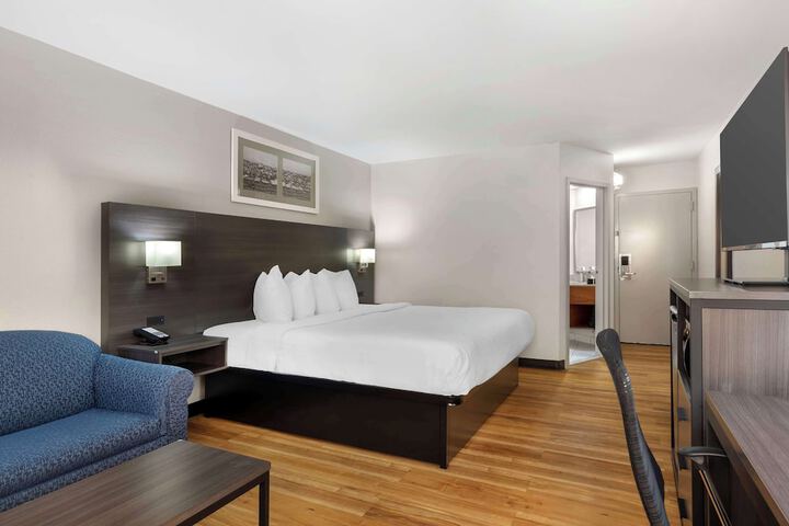 1 King Accessible Comm Assist Bathtub Microwave, Refrigerator WiFi Full Breakfast (14 of 19)