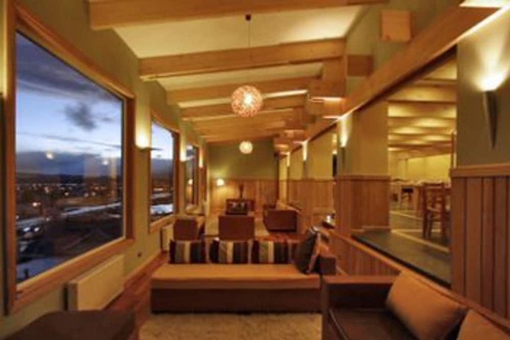 Lounge 6 of 12