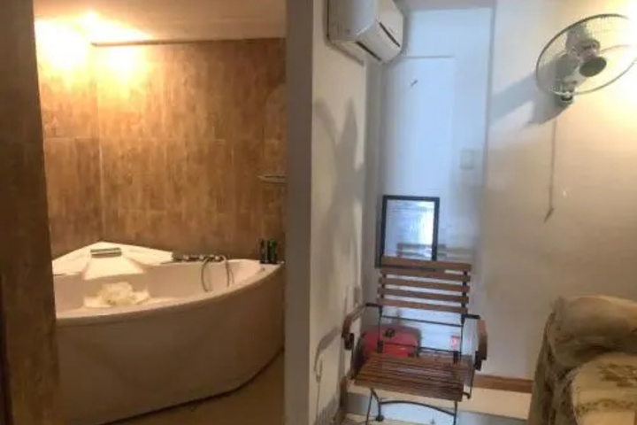 Room 8 of 13
