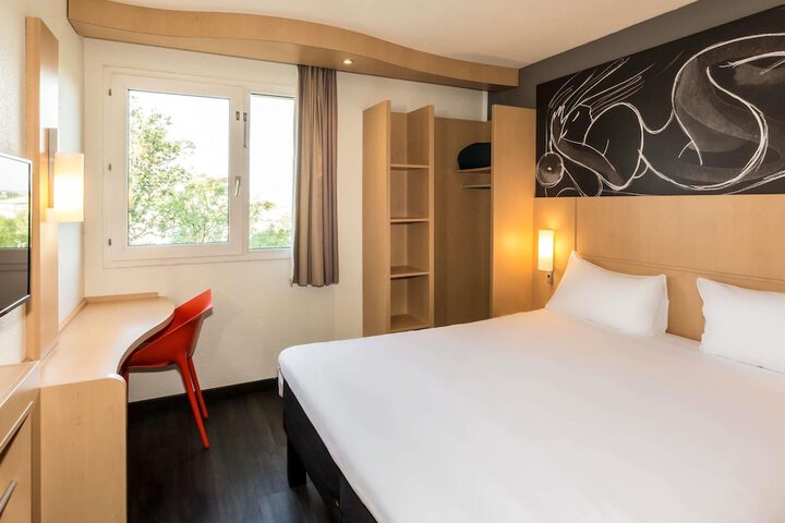 Room 2 of 102