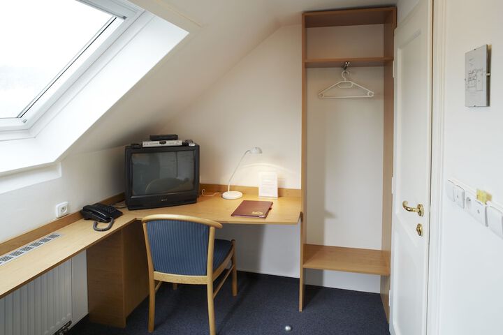 Room 6 of 24