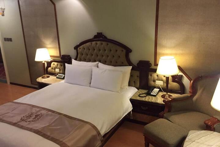 Room 27 of 40