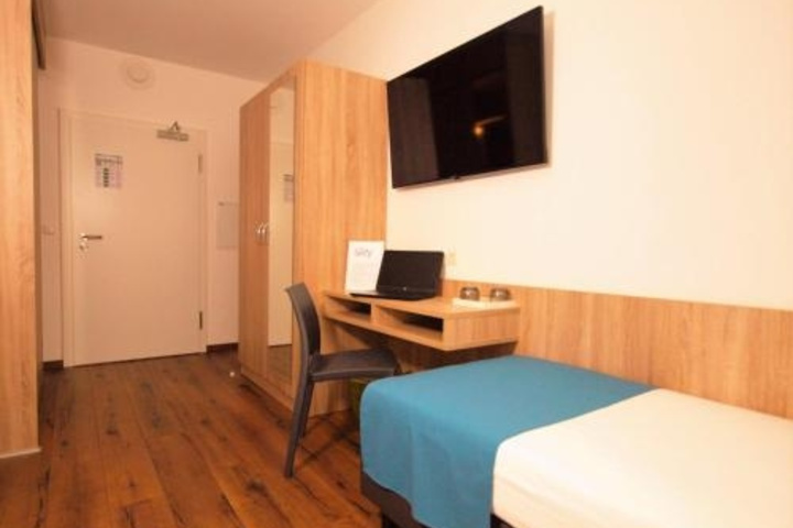 Room 3 of 9