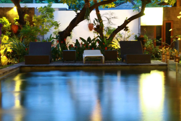 Hotel with Pool