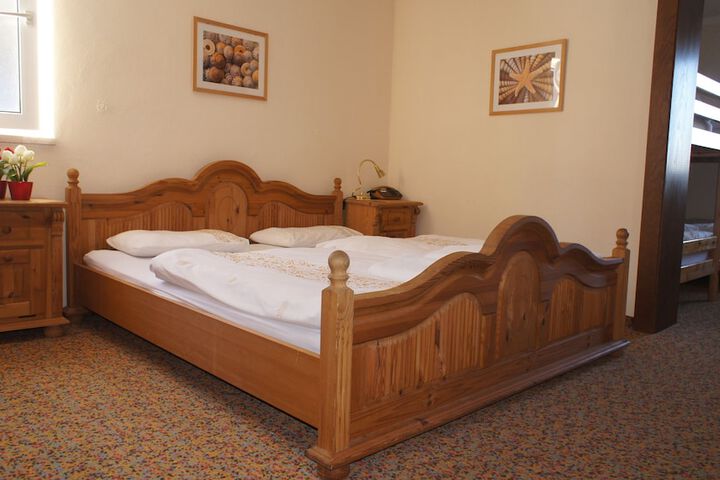 Room 6 of 77