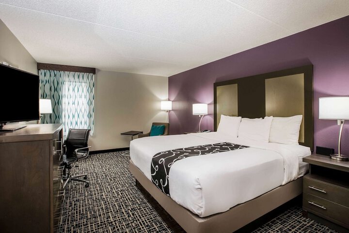 1 King Bed (2 of 15)