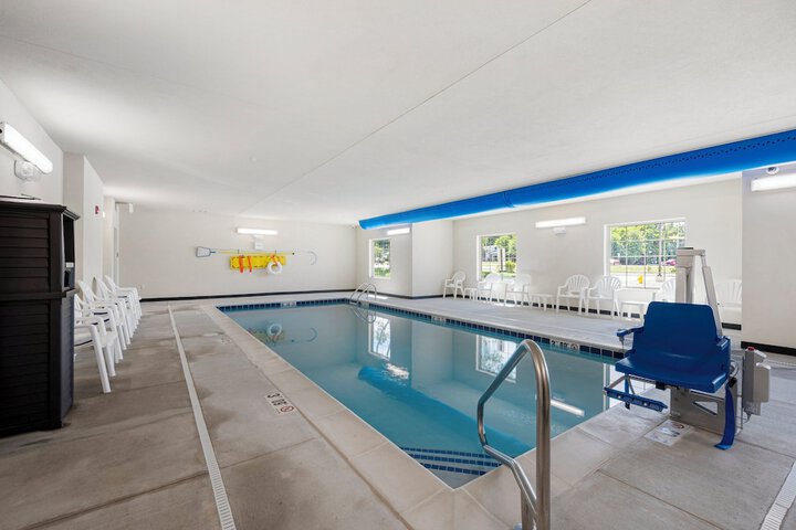 Photo of Cobblestone Hotel & Suites - Urbana Pool