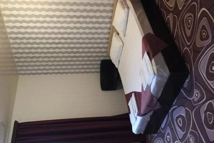 Room 5 of 18