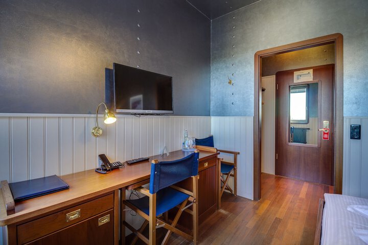 Room 14 of 76