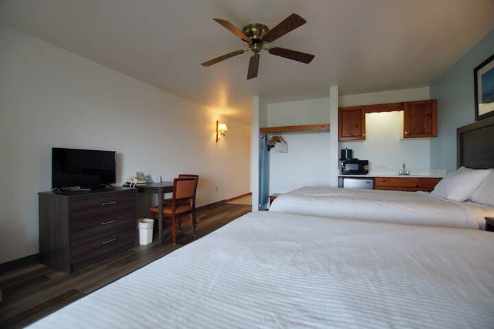 Economy Queen Bed Lake View Patio (45 of 82)