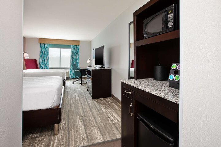 2 Queen Beds with Lounge Chair (12 of 16)