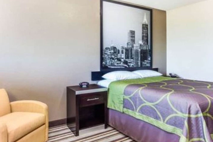 1 Queen Bed (8 of 17)