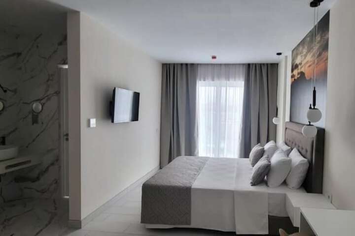 Room 8 of 84