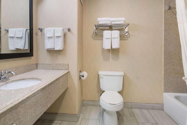 2 Queen Beds Microwave and Refrigerator WiFi Continental Breakfast (4 of 6)