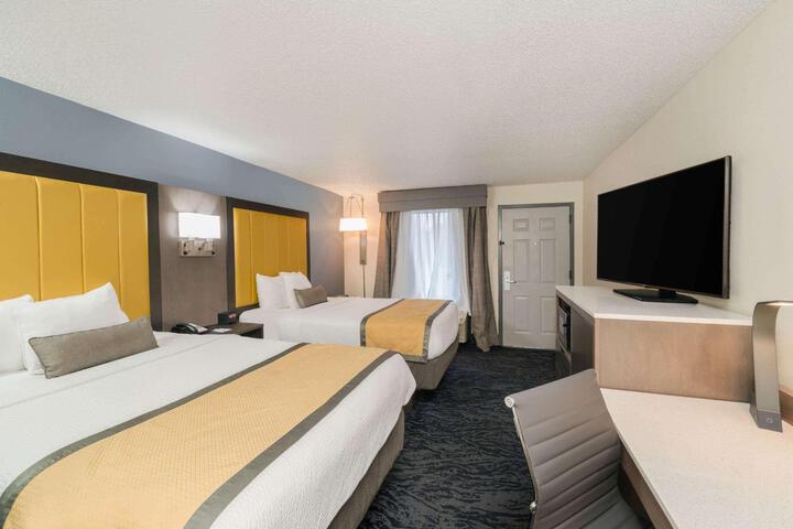 1 Queen Bed (6 of 9)