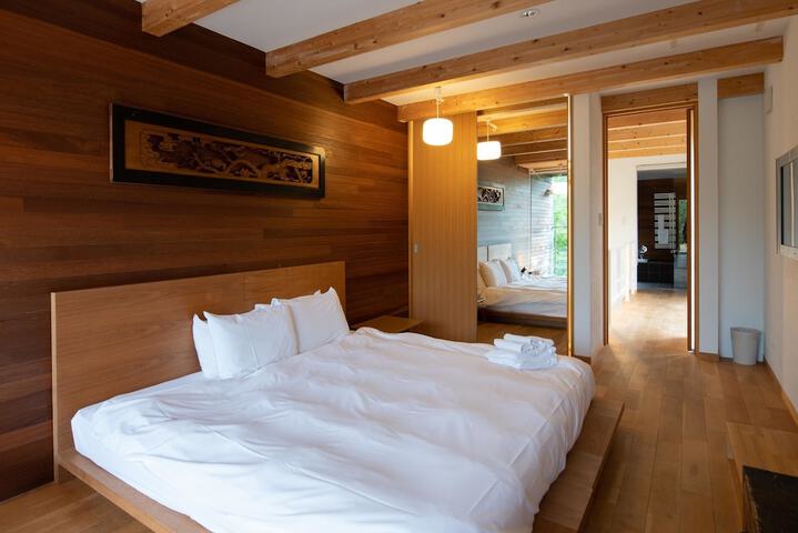 Room 8 of 18