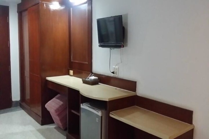 Room 13 of 18