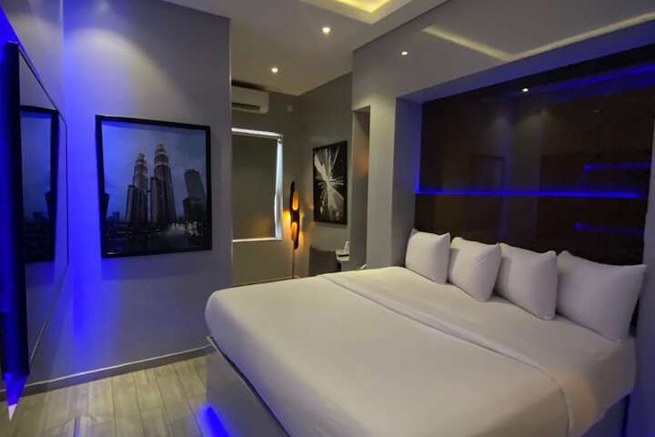Room 9 of 17
