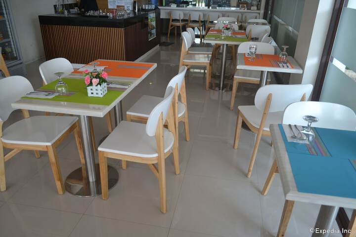 Dining 33 of 52
