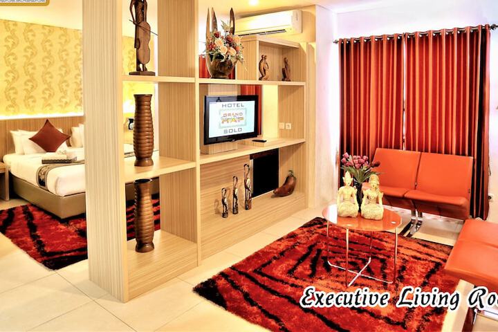 Lounge 34 of 50