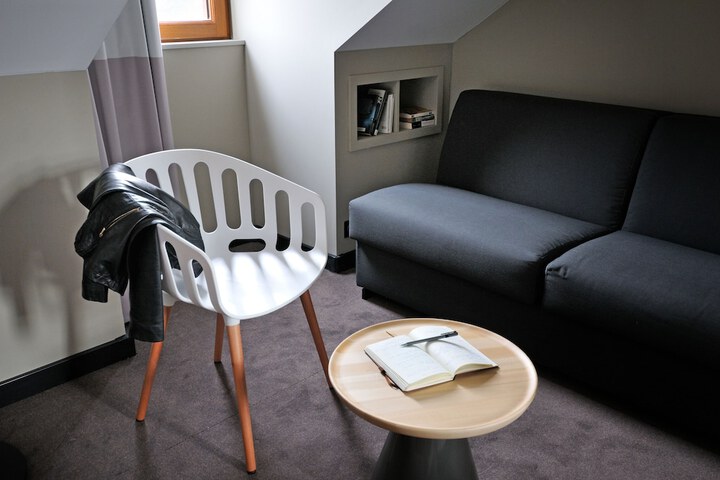 Room 5 of 92