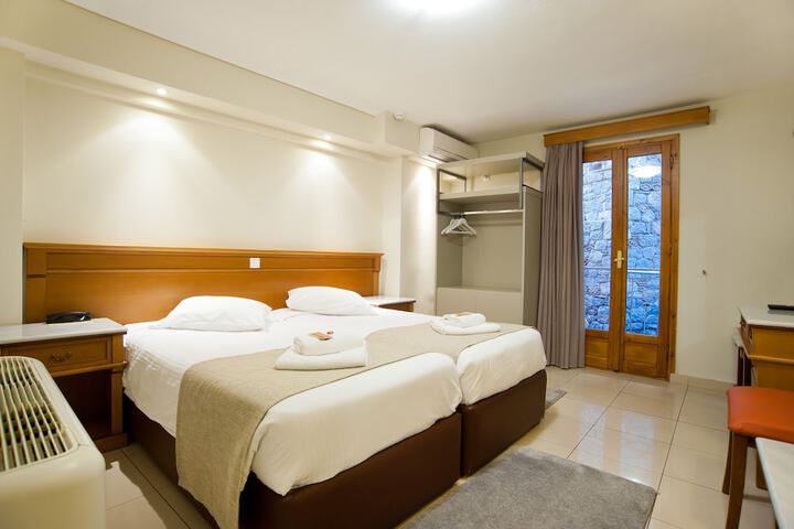 Room 34 of 141