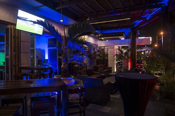 Lounge 33 of 40