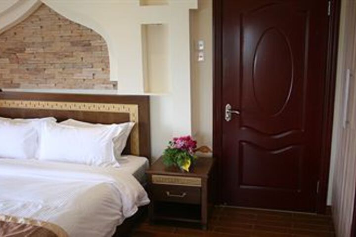 Room 9 of 32