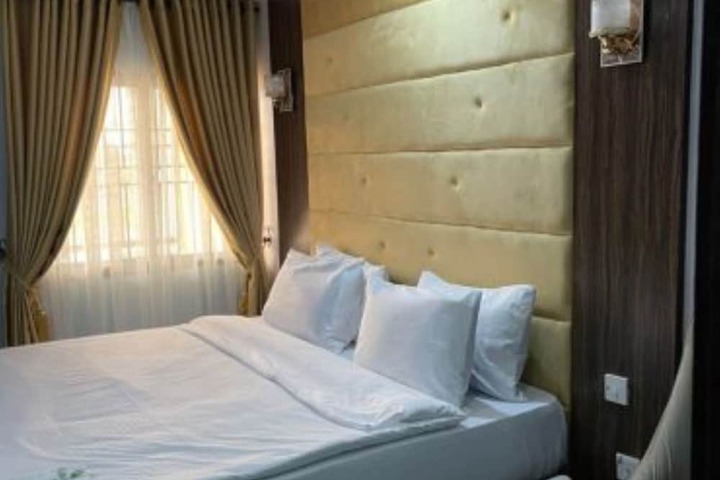 Room 3 of 27