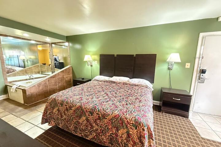 Standard Single Room 1 King Bed (11 of 18)
