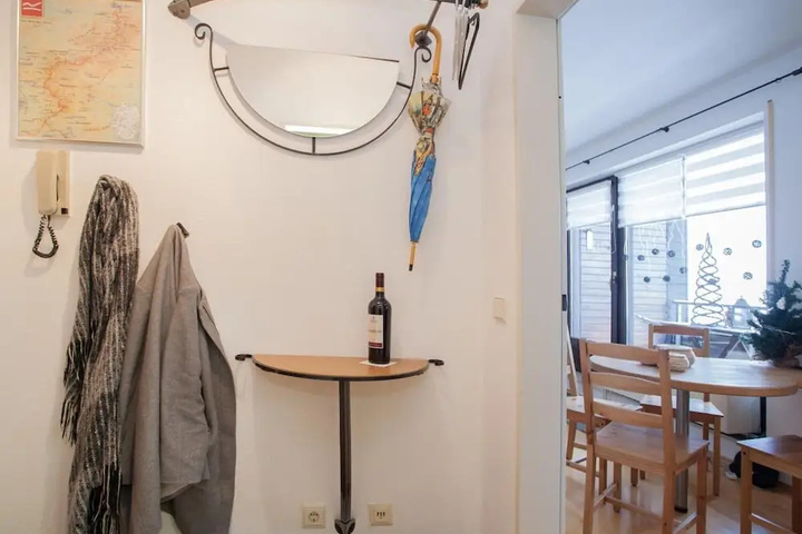 Room 5 of 9