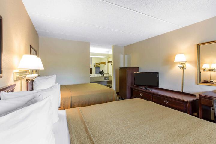 1 Queen Bed Upgrade (10 of 30)