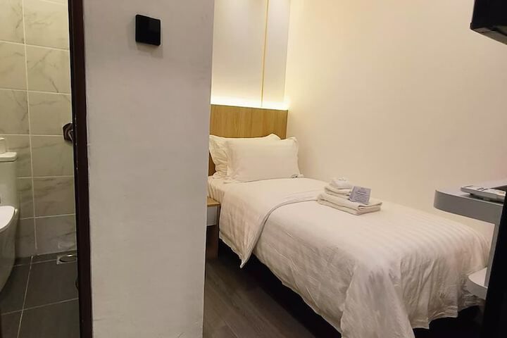 Room 8 of 17