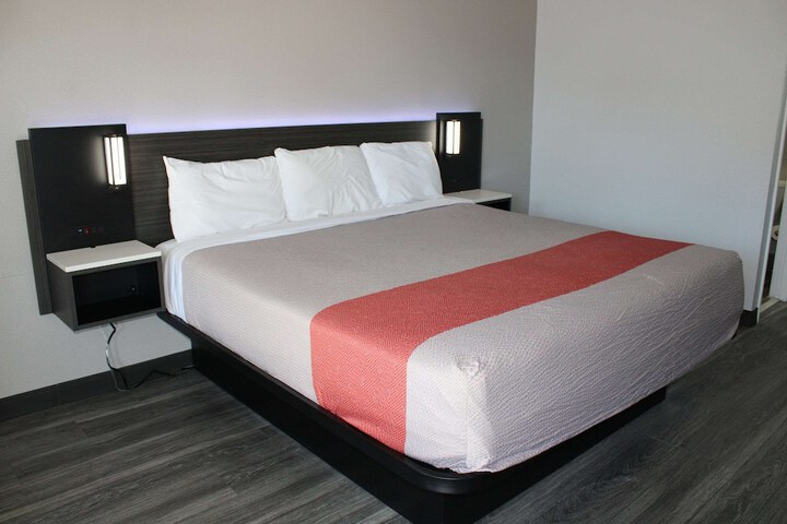 1 King Bed (4 of 6)