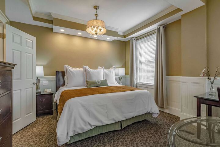 1 King Bed Suite (9 of 15)