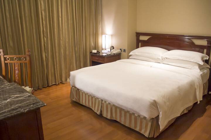 Room 33 of 216