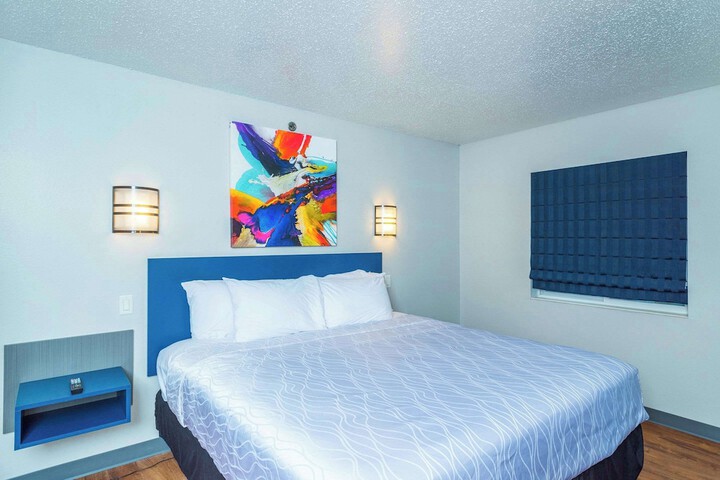 1 Queen Bed (8 of 27)