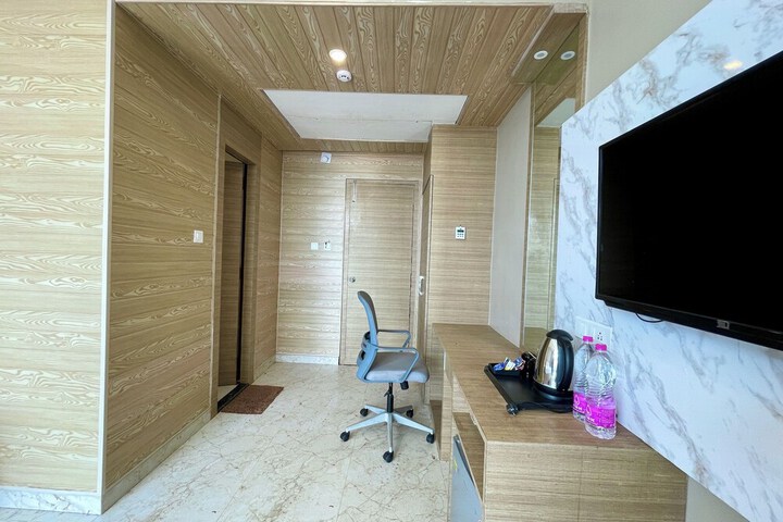 Room 10 of 100