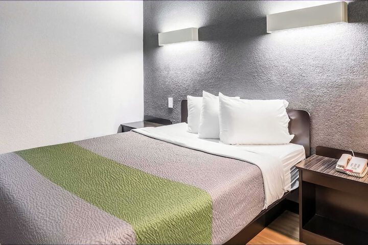 1 Queen Bed Kitchen (2 of 21)