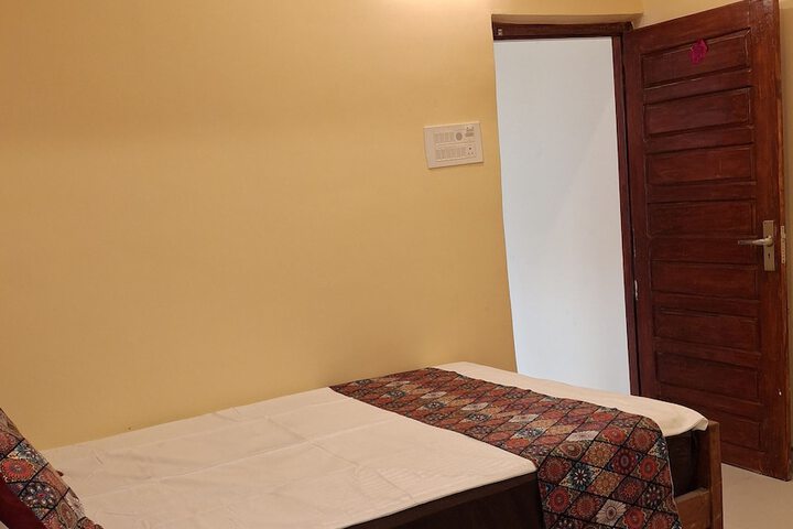 Room 5 of 16