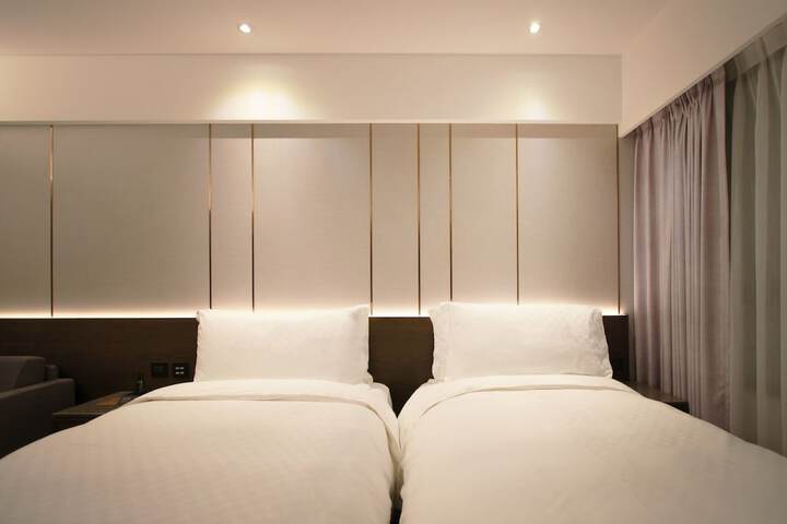 Room 5 of 32
