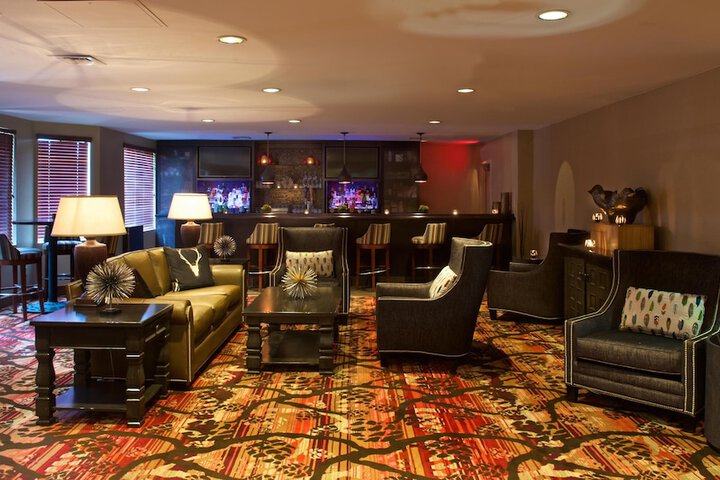 Lounge 21 of 24